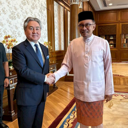 Жээнбек Кулубаев Малайзиянын премьер-министри Анвар Ибрагим менен жолукту
