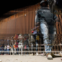 АКШ-Мексиканын чек арасындагы борборлор мигранттарга болуп көрбөгөндөй толду