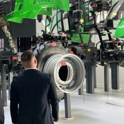 Кыргызстан Өзбекстан менен трактор чогултууну сүйлөш