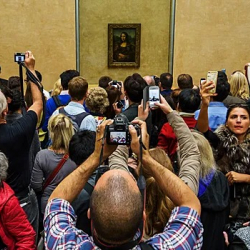 Лувр канааттанбаган зыяратчылардан улам Мона Лизаны жер төлөгө алып салууну каалайт