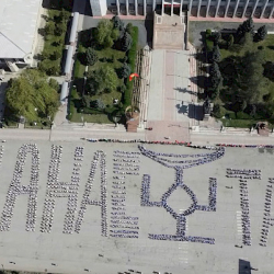 Талас шаарында 3 миң окуучу «Манас» айтты