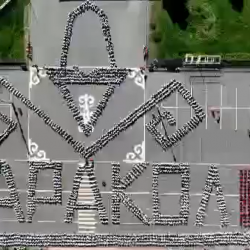 Каракол шаарында 4 миң окуучу «Манас» айтты