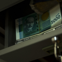 Эки млн сом уурдоого шектелип эки адам кармалды