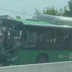 В ДТП с автобусом в Бишкеке пострадали 4 человека, водителю стало плохо за рулем