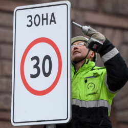 В КР снизили порог максимальной скорости движения авто возле школ
