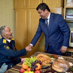 Бишкек мэри Улуу Ата Мекендик согуштун ардагерлерине барып, сыйлыктарды тапшырды