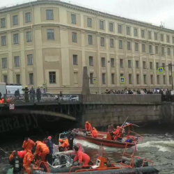 В Питере автобус с пассажирами утонул в реке