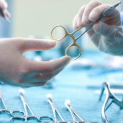 Хирурги из Катара прооперируют детей с нарушением слуха в Бишкеке