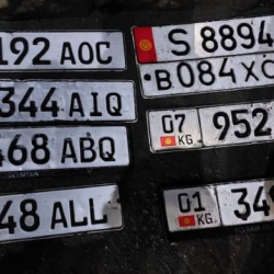 Жамгырда түшүп калган унаалардын номурлары табылды