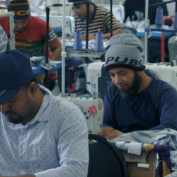 Жылына 20-50 миң сом төлөйт. Эмгек министрлиги өлкөдө канча чет элдик жаран иштерин айтты