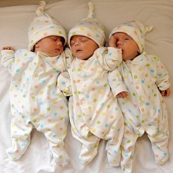 Жакшы кабар! Кыргызстанда эгиз жана үч эмдер көп төрөлө баштаганы айтылды