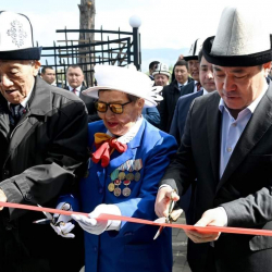 Садыр Жапаров Талас шаарында аэропортту ачты