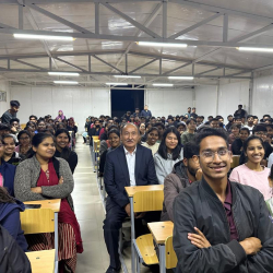 Министр Бейшеналиев чет элдик студенттер менен жолукту