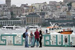 Перебравшиеся в Турцию россияне вынуждены уезжать в другие страны — Reuters