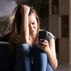 Сексуалдуу асылуу, шантаж. Аялдар интернетте зомбулукка дуушар болушат