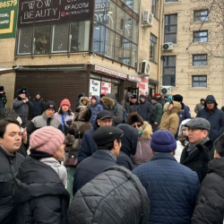 Мэрия Сүйөркулов көчөсүндөгү үйдөн куулгандардын маселесин дагы эле чече элек