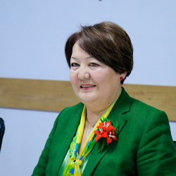 Билим берүү министри окуу жылынын аякташы менен куттуктады