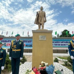 Сүлүктүдө Исхак Раззаковдун айкели орнотулду