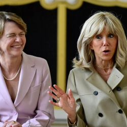 Курмандыктар жаткан жерде күлгөн биринчи айымдар. Сүрөт