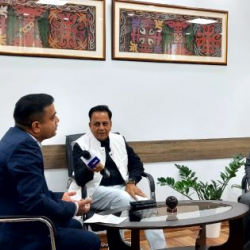 Чет элдик студенттерге Кыргызстан коопсузбу? Министр индиялык журналисттер менен жолугушту