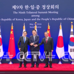 CCTV+: Премьер Госсовета КНР Ли Цян присутствовал на 9-й встрече руководителей Китая, Японии и РК