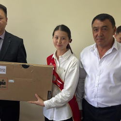 “Альянс Алтын” алдыңкы мектеп бүтүрүүчүлөрүнө ноутбук белек кылды