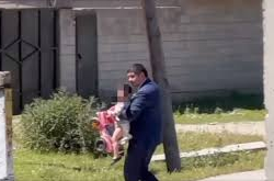 Полпред президента спас малыша, который выскочил на дорогу