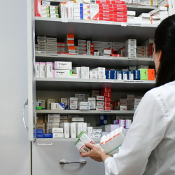 «Дүкөндөрдөй эле ачылып жатат». Депутат дарыканалардын санын азайтууну талап кылды