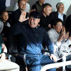 Садыр Жапаров с супругой посетили матч Кыргызстан-Малайзия