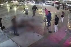 Три человека погибли в результате обрушения балкона в ночном клубе.