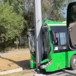 Автобустун айдоочусу электр мамысын сүзүп алды