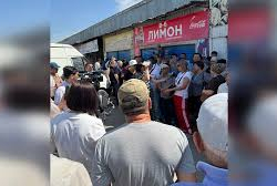 Торговцы рынка «Дордой Моторс» вышли на митинг