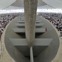 Мекке шаарында ажылар шайтанга таш ыргытуу амалын аткарышты