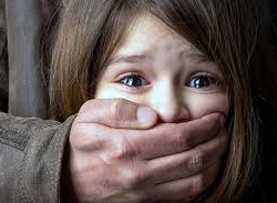 Апрелчилер үчүн салына турган ишкананы педофилия үчүн соттолгон адам жетектейби?