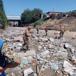 Кыздары табылып, өзү жок. Ошто сел агызып кеткен аялды издөөгө 143 куткаруучу чыкты