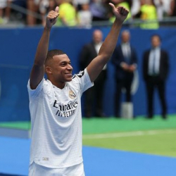 Начало новой эпохи: Мбаппе вышел на «Бернабеу» в форме «Реала»