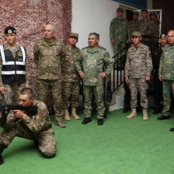 Министр обороны Кыргызстана на учениях в Казахстане — фото