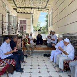 Азирети Муфтий селден каза болго Хайдарали Низамеддиновдун үй-бүлөсүнө зыярат кылып, куран түшүрдү