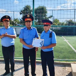 На Иссык-Куле наградили милиционеров и местного жителя, спасших тонувшую девушку