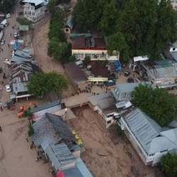 Арстанбапта сел көпүрөнү бузуп, унааларды агызды