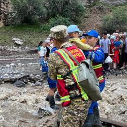 «Фантастиканы сүйлөбөйлүчү!». ӨКМ башчысы сел болгондо «тик учак кана?» деп сурагандарга жооп берди