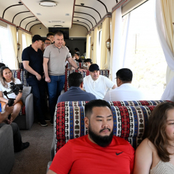 Садыр Жапаров на поезде отправился в Балыкчи и сфотографировался с пассажирами