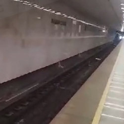Кыргызстанка спасла парня, упавшего на рельсы в московском метро