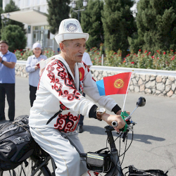 77 жаштагы кыргызстандык V Дүйнөлүк көчмөндөр оюндарына велосипед менен сапар алды