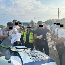 Балыкчыда жол коопсуздугун көзөмөлдөгөн эки кызматкер кармалды