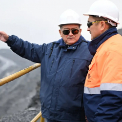 Экология министринин милдетин аткаруучу Азис Сапаралиев Кумтөр кен жайына барды