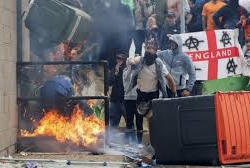 Кыргызстанцам рекомендуют воздержаться от посещения ряда городов Великобритании