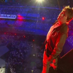 Том Круз спрыгнул с крыши стадиона и увез олимпийский флаг на мотоцикле