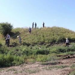 Ысык-Көлдө жол курулуп жаткан жердеги коргондон адамдын сөөктөрү табылды. Сүрөт