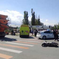 Бишкекте 17 жаштагы скутердин айдоочусу Howoнун алдында калып, көз жумду